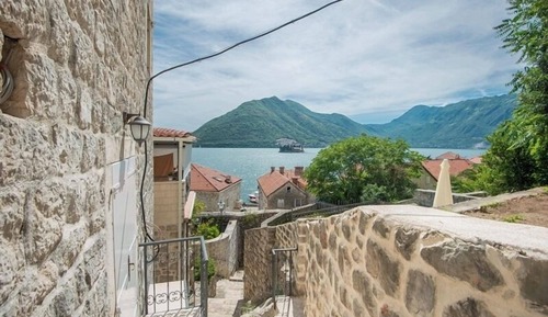 Private entrance studio with a patio and free parking / Annex D
