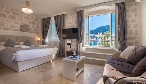 Deluxe apartment with a sea view and a balcony / Annex C