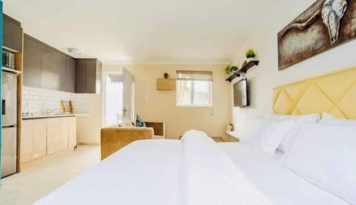 Luxury Studio Suite, 1 Bedroom, Poolside