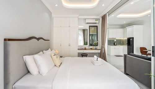 Suite Balcony - Back Building View