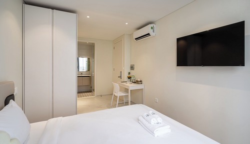 Standard Queen room - Back building view