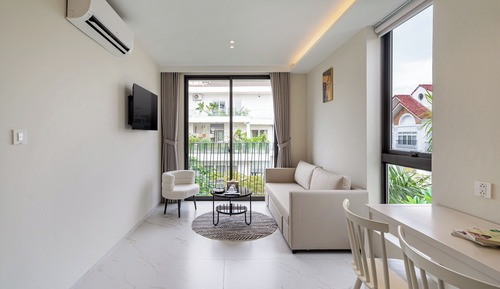 Premier One-bedroom Suite Balcony - Street View