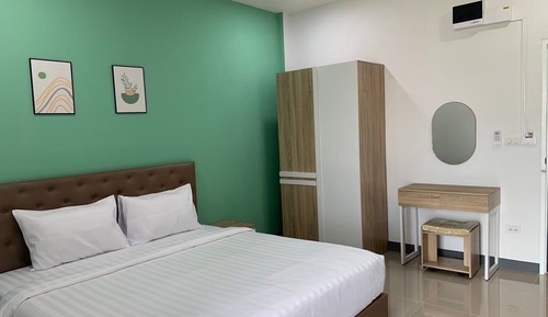 Standard Room, 1 King Bed, Private Bathroom