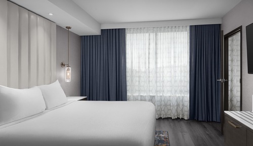 Suite, 1 King Bed, Accessible (Hearing)