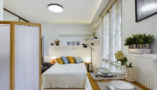 Studio, Balcony