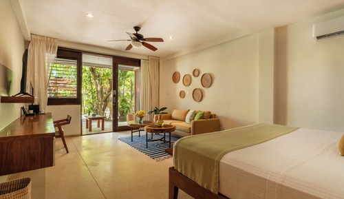 Junior Room, Pool View