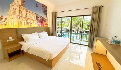 Deluxe Suite, Pool View