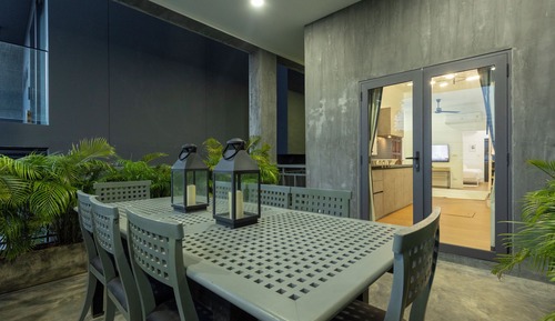 House, Balcony