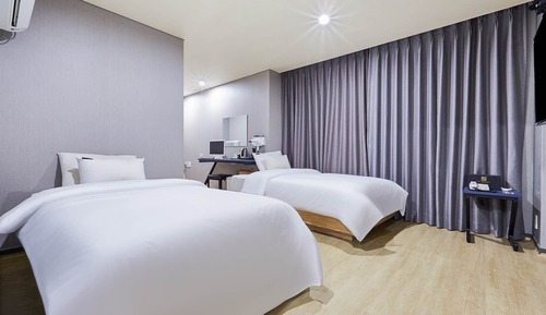 Premier Twin Room, City View