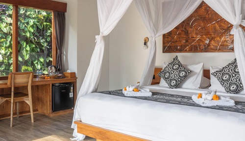 Comfort Room, Pool View