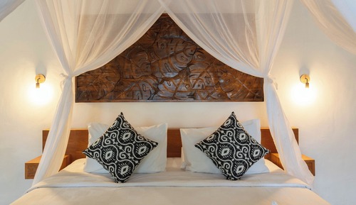Comfort Room, Pool View