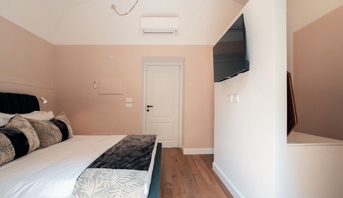 Comfort Room, Courtyard View