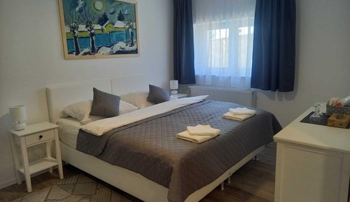 Basic Room, 1 Queen Bed, Private Bathroom