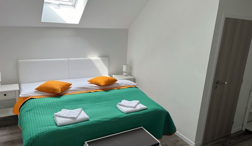 Basic Room, 1 Queen Bed, Private Bathroom