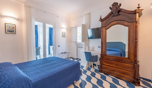 Deluxe Suite, Partial Sea View