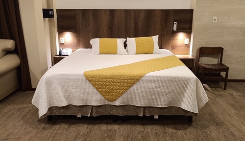 Deluxe Room, 1 King Bed, Pool View