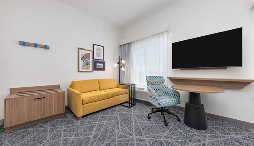 Studio, 1 King Bed, Refrigerator & Microwave (Wet bar)