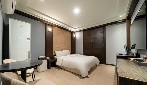 Deluxe Room (Check-In Weekday 5PM, Weekend 7PM)