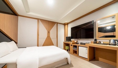 Standard Room (Check-In Weekday 5PM, Weekend 7PM)