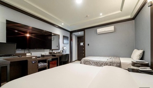 Deluxe Twin Room (Check-In Weekday 5PM, Weekend 7PM)