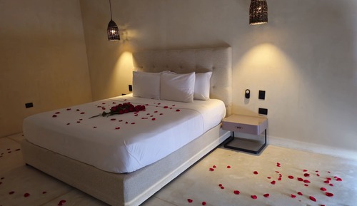 Deluxe Studio, 1 King Bed, Sea View, Poolside