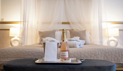 Romantic Room, City View