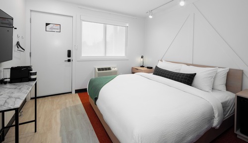 Standard Room, 1 King Bed, Balcony, Mountain View