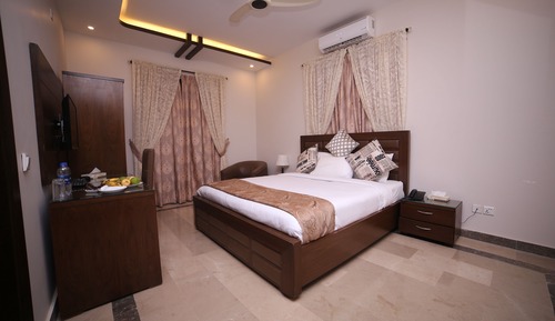 Business Room, 1 King Bed, Private Bathroom