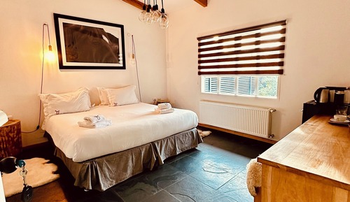 Comfort Room, Courtyard View