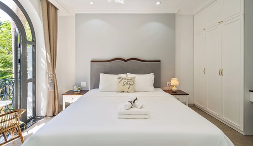 Premier Suite Balcony - Street view