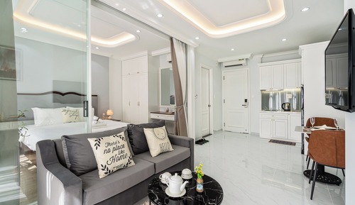 Suite Balcony - Back building view