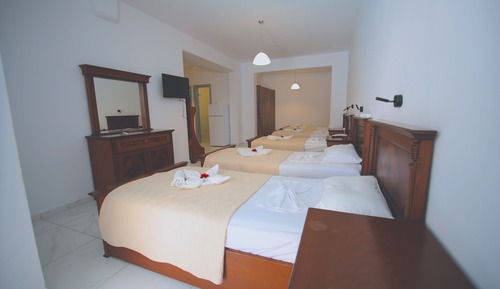 Grand Room, Multiple Beds, 2 Bathrooms, Pool View