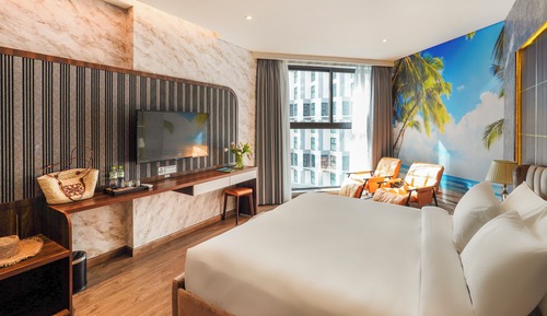 Junior Room, Pool View