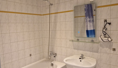 Basic Triple Room, Private Bathroom (Zimmer 6a mit Bad & TV  )
