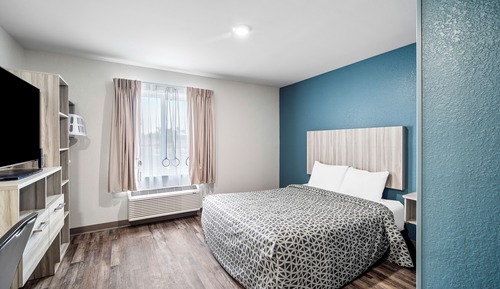 Queen Suite with Sofa Accessible