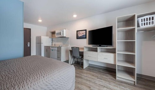 QUEEN SUITE WITH SOFA/DISHWASHER (DISHES/COOKWARE INCLUDED)