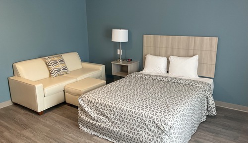 QUEEN SUITE WITH SOFA