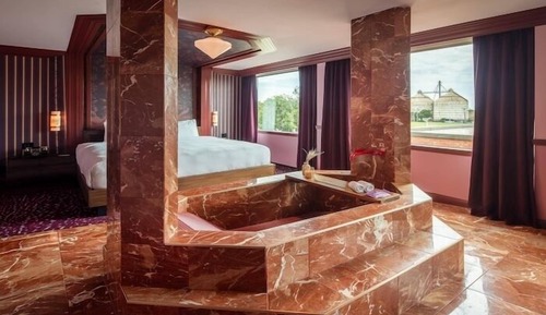 Suite, 1 King Bed, Bathtub, City View