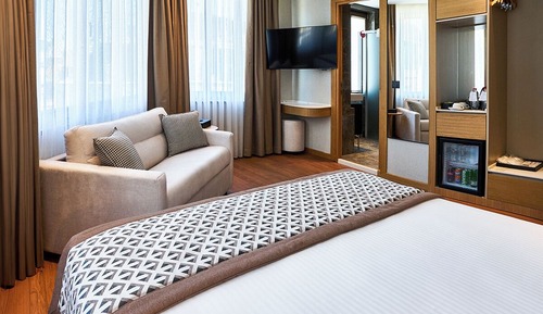 Suite, Corner