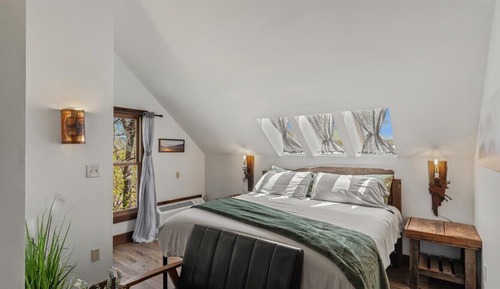 Traditional Studio Suite, 1 King Bed, Mountain View