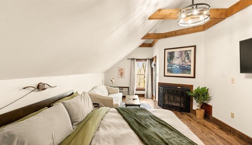 Grand Studio Suite, 1 King Bed with Sofa bed, Mountain View