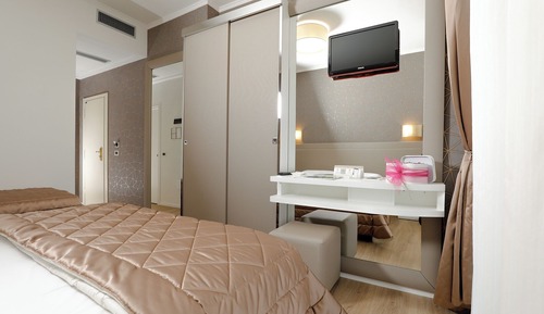 Deluxe Triple Room, Partial Sea View
