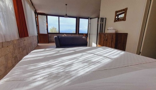 Panoramic Studio Suite, Multiple Beds, Sea View, Mountainside