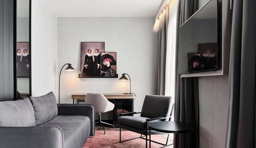 Suite, Corner