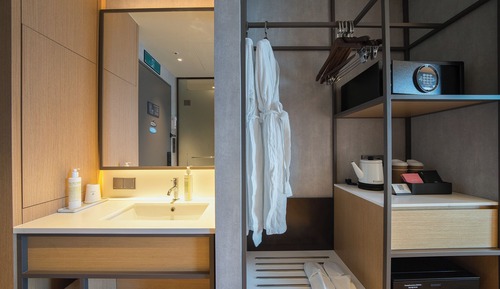 Standard Room, 1 Queen Bed (TOWN VIEW)
