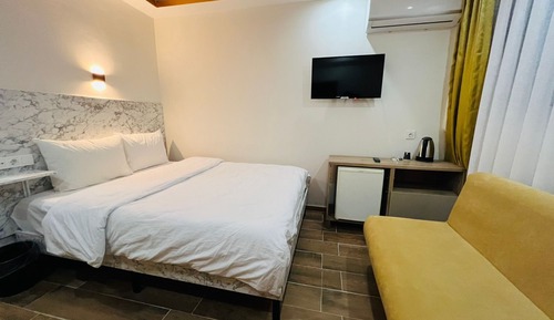 City Room, 1 Queen Bed