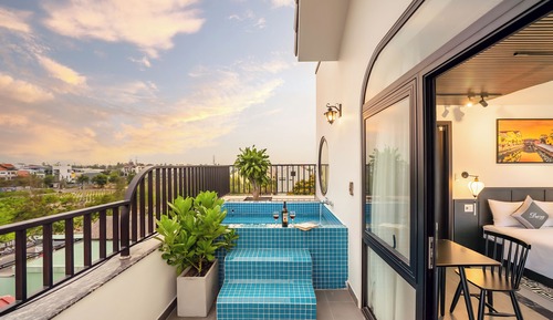 Panoramic Studio Suite, Multiple Beds, Jetted Tub, Garden View
