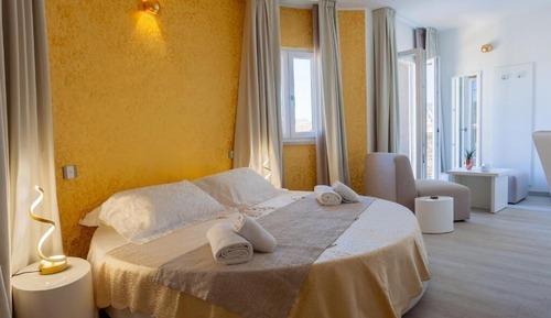 Junior Room, 1 King Bed, City View