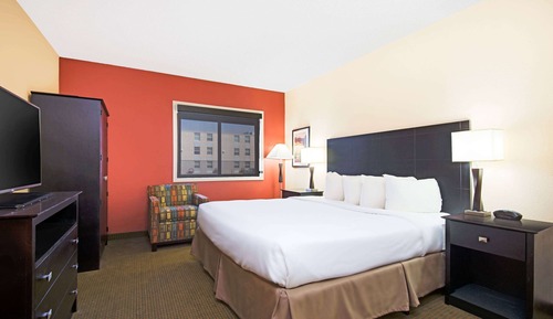 Room, 1 King Bed, Accessible (Exterior)