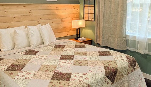 One Bedroom Cabin with Deck (Pet Friendly)